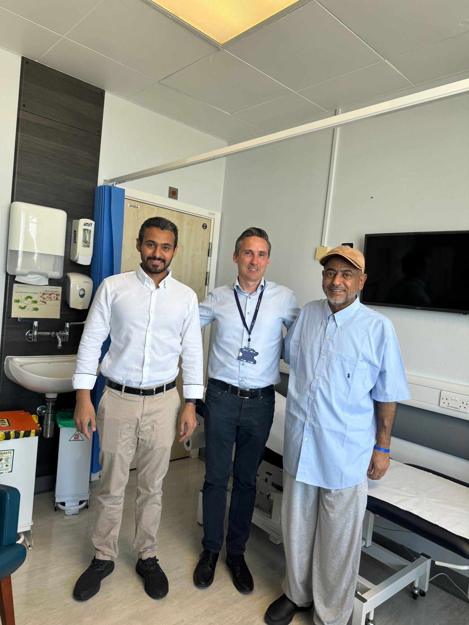 Dr Peter Dupont, Consultant Nephrologist of the recipient Mohamed with the donor Abdulrahman الدكتور بيتر دوبونت، استشاري أمراض الكلى للمتلقي محمد