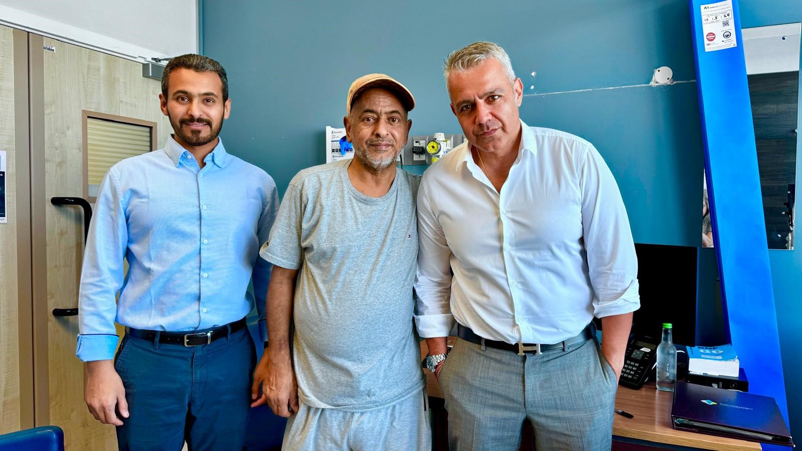 Mr Prodromos (Makis) Laftsidis – Transplant Surgery Consultant to the recipient, Mohamed with Abdulrahman السيد برودروموس (ماكيس) لافتسيديس – استشاري زراعة الكلى، وجراحة الأوعية الدموية والجراحة العامة للمتلقي محمد